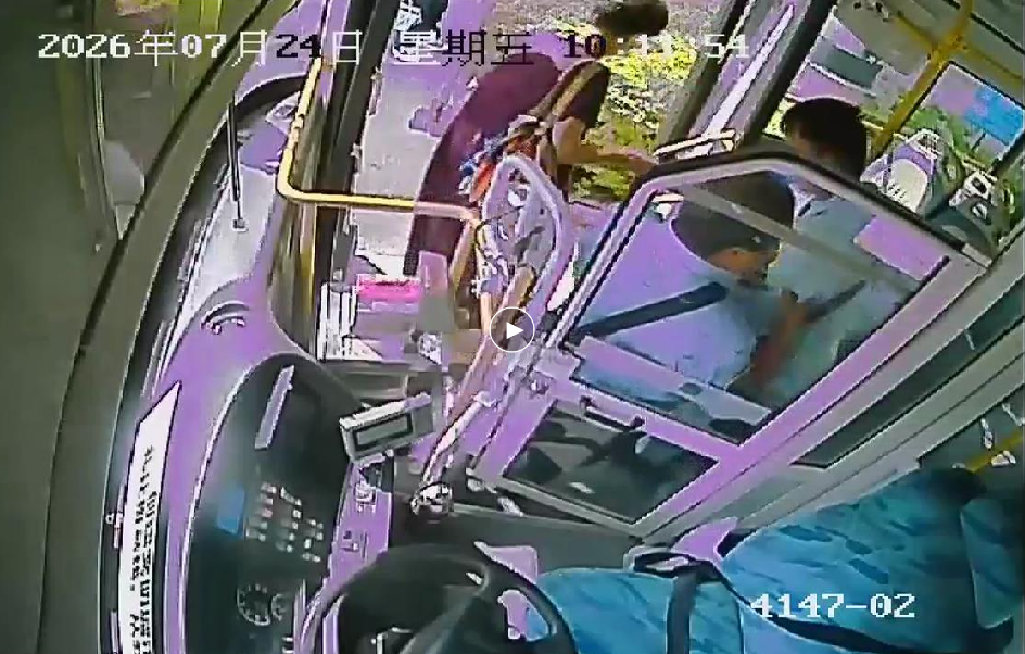 将生病的乘客交给赶来的家属后，王红才重新