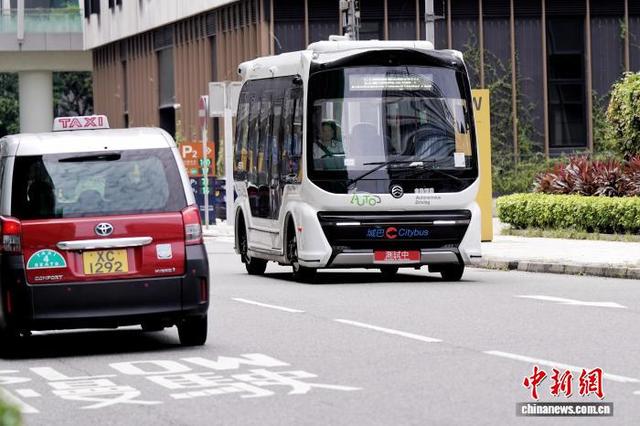 图为自动驾驶小巴在香港科学园园区进行道路测试。中新网记者 张祥毅 摄