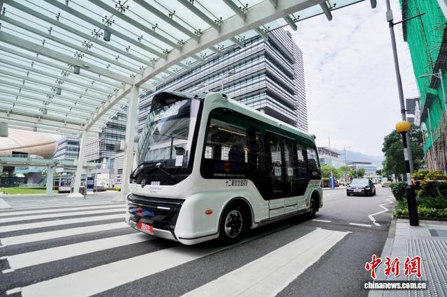 图为自动驾驶小巴在香港科学园园区进行道路测试。中新网记者 张祥毅 摄