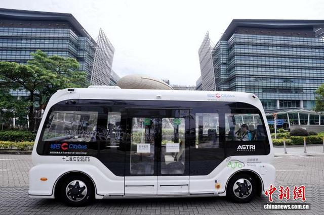 图为自动驾驶小巴在香港科学园园区进行道路测试。中新网记者 张祥毅 摄