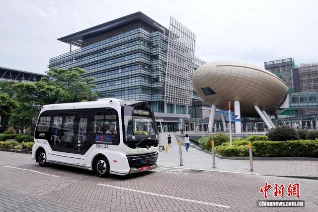 图为自动驾驶小巴在香港科学园园区进行道路测试。中新网记者 张祥毅 摄