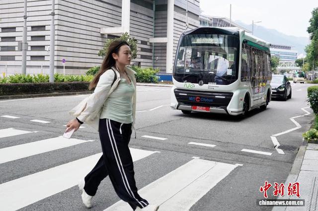 图为自动驾驶小巴在香港科学园园区礼让行人。中新网记者 张祥毅 摄