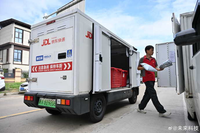 武汉百台无人配送车常态化上岗，成本降两成但路权安全待考