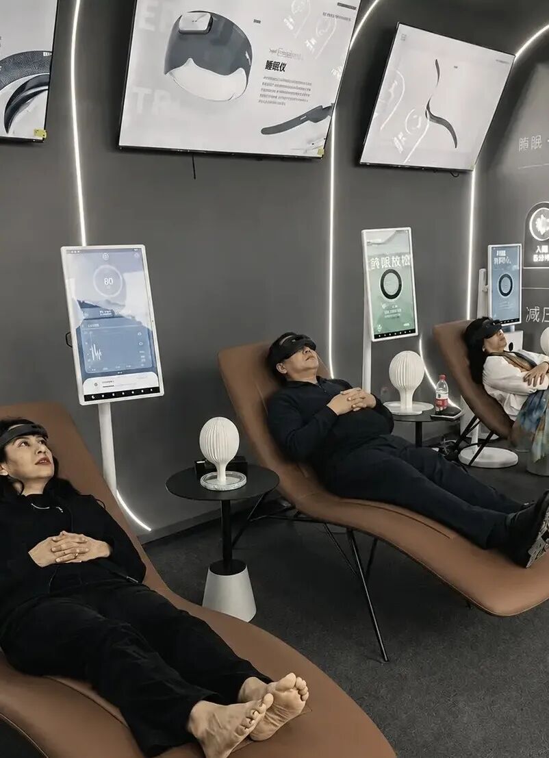 外国游客在体验睡眠仪，受访者供图。