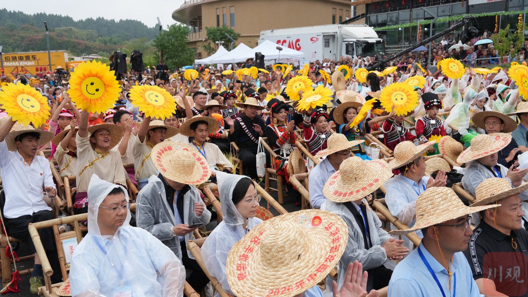 主会场观众席内，观众观演热情高涨。