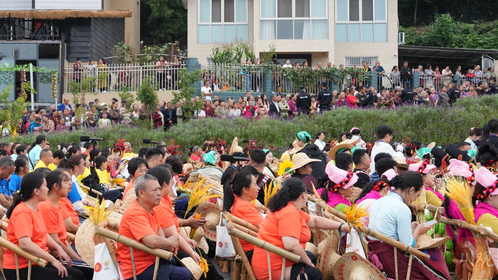 主会场观众席座无虚席，场外还有大批村民围观表演。